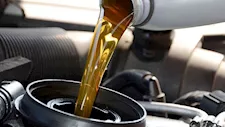 قبل تغيير زيت سيارتك.. 5 خطوات لاختيار النوع المناسب للمحرك
