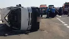 عجلة القيادة اختلت.. تفاصيل إصابة 5 أشخاص في انقلاب ميكروباص بالصف