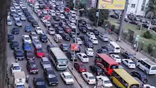  النشرة المرورية.. كثافات متحركة بمحاور وميادين القاهرة والجيزة