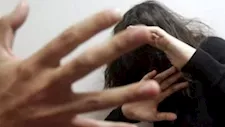 "مسكته بيكلم واحدة".. تفاصيل اتهام شاب بالتعدي على زوجته وطردها من المنزل بحلوان