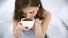 4 مشروبات قبل النوم قد تساعد على الهدوء والاسترخاء.. أبرزها البابونج