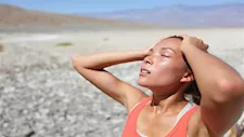لماذا تؤثر موجات الحر على النساء أكثر من الرجال؟