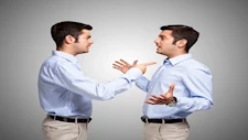 التحدث مع النفس.. هذا ما يحدث لعقلك وجسمك 