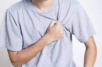 احذر تجاهل الأعراض.. طبيب يكشف الفارق بين الذبحة الصدرية والجلطة القلبية