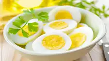 هذا ما يحدث للقلب والكوليسترول عند تناول البيض