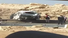 إصابة 5 أشخاص إثر انقلاب ميكروباص بطريق الصف الصحراوي