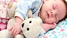 لماذا ينام بعض الأطفال عند سماع صوت السشوار؟ 