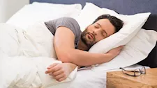 التحدث أثناء النوم.. متى يكون طبيعيا ومتى يستدعي زيارة الطبيب؟