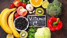 هل الإفراط في فيتامين سي يؤدي إلى حصوات الكلى