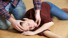 تحمل أكياس الملح معها دائما.. مرض نادر يغير حياة شابة بريطانية