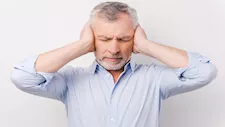  كيف يؤثر طنين الأذن على حاسة السمع؟ 