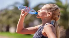 كيف يؤثر استهلاك الماء بكثرة على الكلى والجهاز العصبي؟