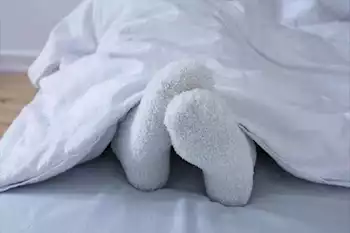 ماذا يحدث لجسمك عند النوم بالجوارب دون تغييرها بعد يوم طويل؟