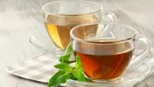 الشاي الأخضر أم الأسود: أيهما أفضل للمعدة والصحة؟