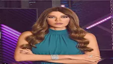 خطفت الأنظار في شوارع باريس بإطلالتها الجريئة.. من هي كارلا حداد؟