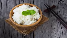 6 طرق بسيطة لتعزيز البروتين في وجبة الأرز على الإفطار