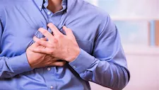 احترس.. ألم الصدر المفاجئ علامة على إصابتك بهذا المرض
