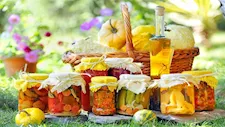 ملك السفرة في رمضان.. طرق ذكية لتخزين المخللات لمنع تعفنها