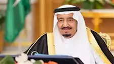 لقطة أرشيفية للملك سلمان يؤدي التحية العسكرية للقوات المسلحة المصرية -(فيديو)