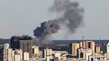 مقتل وإصابة 7 أشخاص إثر هجوم روسي على مبنى في كييف