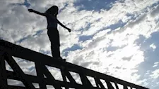 رقصة على حافة الموت.. كواليس ساعة رعب على سطح عقار الشيخ زايد