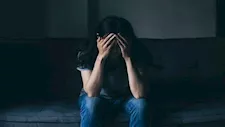 دراسة: اكتئاب الأم قد يزيد خطر التوحد لدى الأطفال