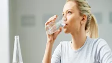 كيف يساعد تناول كوب ماء قبل الوجبة على إنقاص الوزن؟