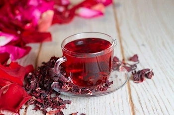 ماذا يحدث لجسمك عند تناول الكركديه الساخن يوميا؟