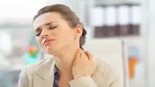 طقطقة الرقبة قد تزيد خطر السكتة الدماغية.. متى تستدعي القلق؟