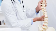 ألم أسفل الظهر.. أعراض العصعص وأبرز طرق العلاج من المنزل حتى الجراحة