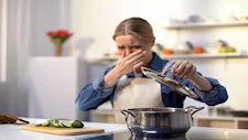 بعد ضبط أغذية منتهية الصلاحية في سوبر ماركت.. كيف تكتشف الطعام الفاسد قبل