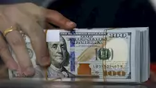 الدولار يتراجع إلى أدنى مستوى له في عام بنهاية تعاملات اليوم بالبنوك