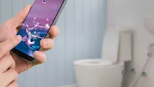8 أضرار يسببها استخدام الهاتف في الحمام.. لا تتجاهلها