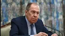 وزير الخارجية الروسي يصل ألاسكا مرتديًا قميصًا بشعار الاتحاد السوفيتي (فيديو)
