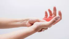 من الجفاف إلى السكتة الدماغية.. ماذا يخبرك التنميل عن صحتك؟