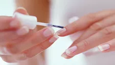 هل الصلاة مع وضع طلاء الأظافر صحيحة؟.. أمينة الفتوى تجيب