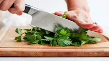 هل يساعد البقدونس في ضبط السكر وحماية الكبد؟