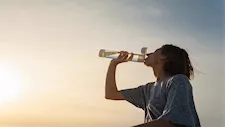 هل يساعد شرب الماء بانتظام على خسارة الوزن؟