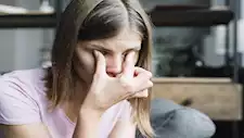 ما تأثير قلة النوم على صحة العين؟