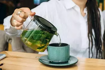  ماذا يحدث لكبدك عند شرب الشاي الأخضر يوميا؟