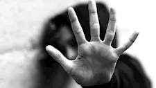 ولي أمر تعتدي على معلمة بعصا وتصيبها بجرح في الرأس بالسويس