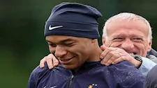 عودة ديشامب لمعسكر فرنسا قبل مواجهة السويد في كأس العالم