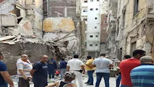 11 صورة ترصد انهيار عقار روض الفرج بسبب الزلزال