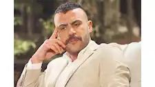 محمد إمام يشوق جمهوره وينشر صورة من كواليس فيلم "صقر وكناريا