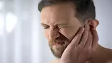 ماذا تفعل إذا دخلت حشرة إلى أذنك؟ طرق آمنة للتخلص منها