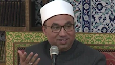 بعد واقعة وزير الأوقاف.. عالم أزهري يوضح حكم تقبيل أيدي العلماء بعد توليهم