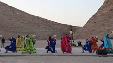 وسط إقبال كبير.. استعراضات فلكلورية مبهجة في معبد أبو سمبل