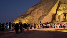 آلاف السائحين يٌشاهدون تعامد الشمس على وجه رمسيس الثاني بمعبد أبو سمبل- صور