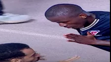 لقطة إنسانية من لاعب بتروجيت تجاه مشجع أحد مشجعي الأهلي