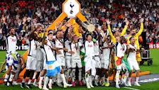 بعد فوزه بالدوري الأوروبي.. لاعب الدوري الإنجليزي السابق يعتزل كرة القدم